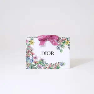 有名コスメブランドの無数の花々をフルカラー印刷で表現した、美しいオリジナルプレゼントバッグ
