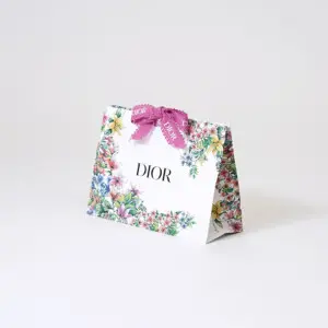 有名コスメブランドの無数の花々をフルカラー印刷で表現した、美しいオリジナルプレゼントバッグ