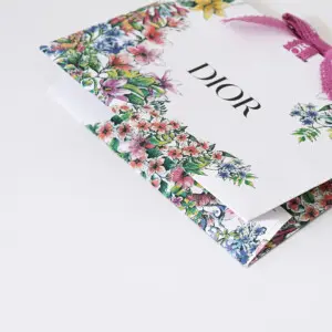 有名コスメブランドの無数の花々をフルカラー印刷で表現した、美しいオリジナルプレゼントバッグ