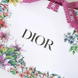 有名コスメブランドの無数の花々をフルカラー印刷で表現した、美しいオリジナルプレゼントバッグ