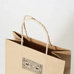 工芸品ブランドの麻紐のような紙製ハンドルを採用した、上品さ際立つオリジナル紙袋