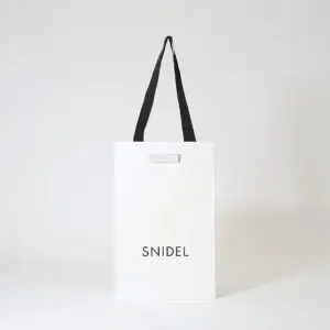 レディースアパレルブランドのロゴにデボス加工を施した、サステナブルなオリジナル紙袋