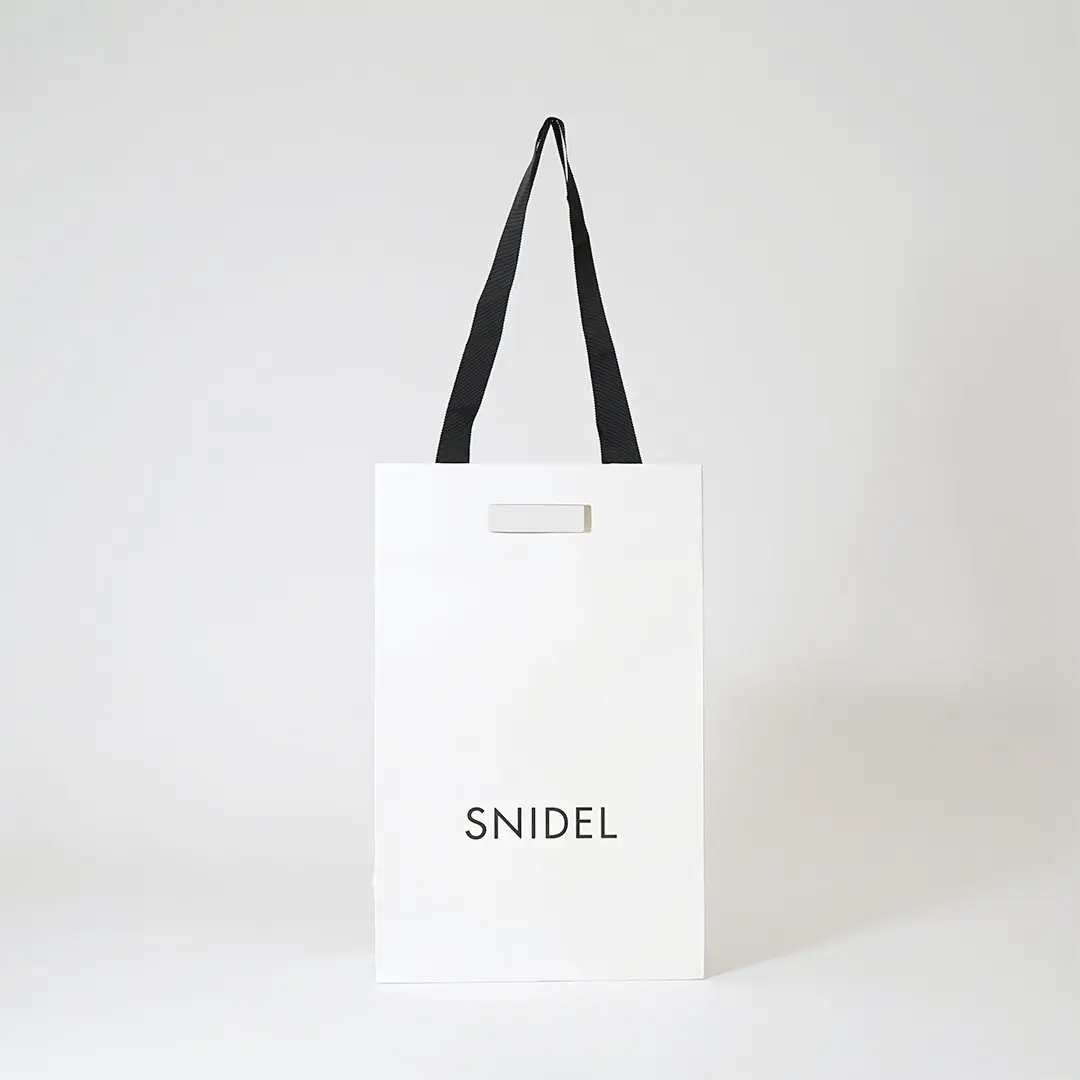 シンプルで上品さを感じるレディースアパレルの紙袋