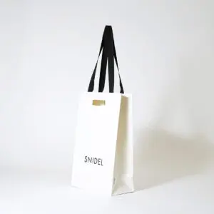 レディースアパレルブランドのロゴにデボス加工を施した、サステナブルなオリジナル紙袋