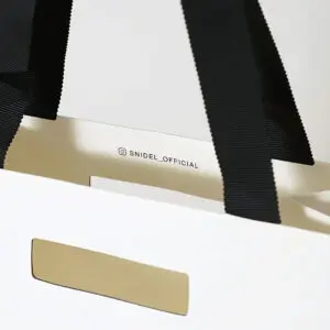 レディースアパレルブランドの内側にSNSアカウントを印字した、サステナブルなオリジナル紙袋