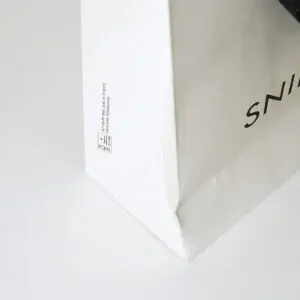 レディースアパレルブランドのFSC認証マークが側面に印字した、サステナブルなオリジナル紙袋