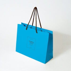 気品のある華やかなブルーが印象的な、アパレルの春夏にオススメな紙袋。