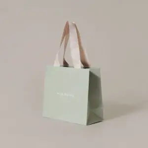 ソフトなカラーリングが目を惹く紙袋1