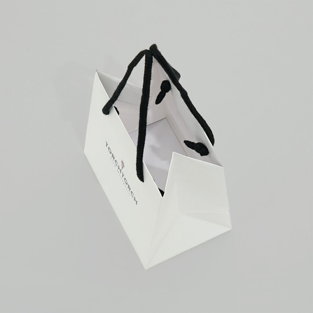 モノトーンで統一されたシンプルな紙袋3