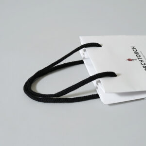 モノトーンで統一されたシンプルな紙袋6
