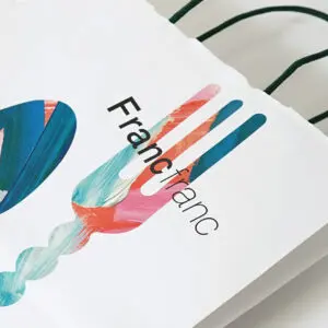 人気インテリアショップのスプーンとフォークのカラフルなイラストが、フルカラー印刷で再現された、アートのようなオリジナル紙袋