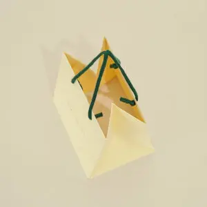 穏やかなクリーム色のスイーツ屋さんの紙袋3