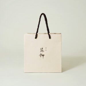 和紙風の質感が伝統感を表す割烹店の紙袋