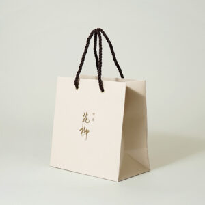 和紙風の質感が伝統感を表す割烹店の紙袋1