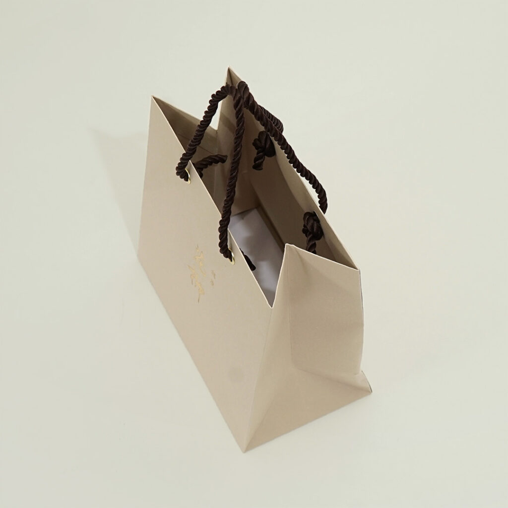 和紙風の質感が伝統感を表す割烹店の紙袋2