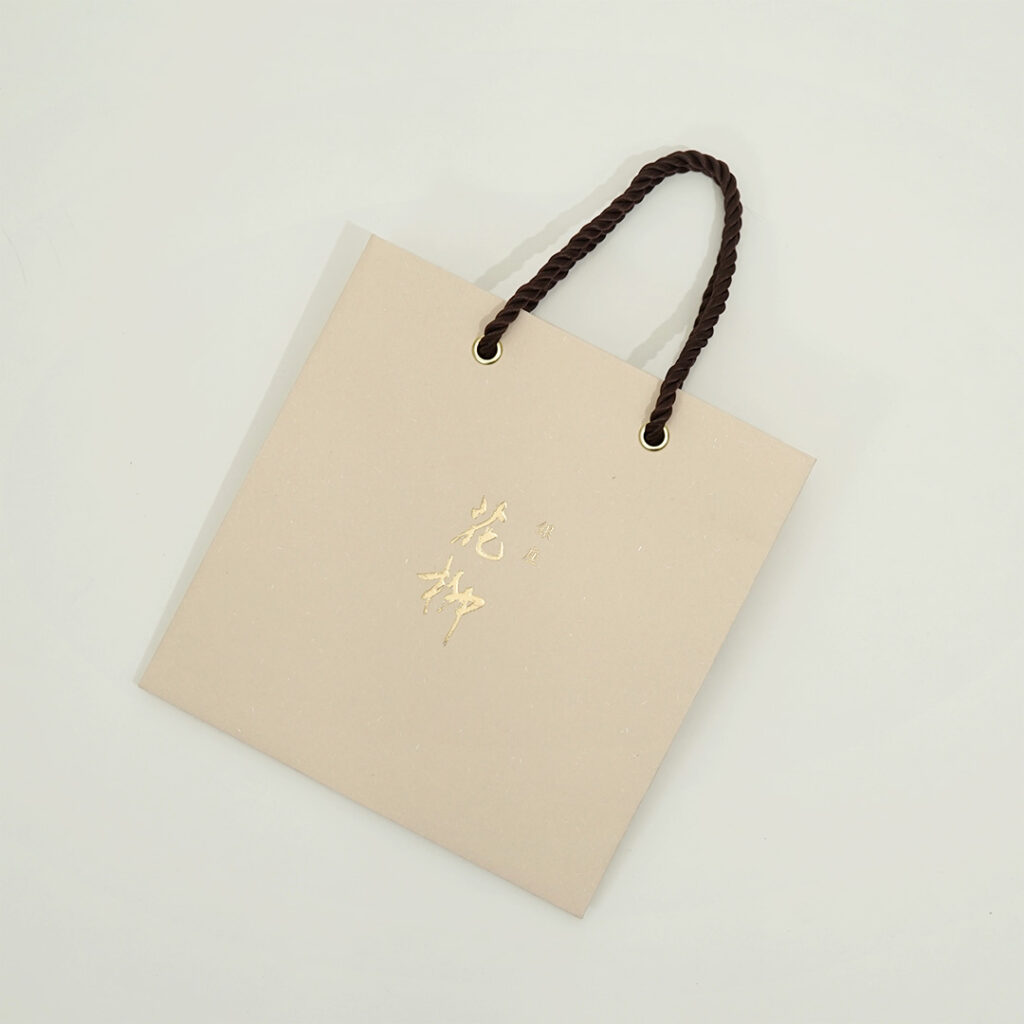 和紙風の質感が伝統感を表す割烹店の紙袋3