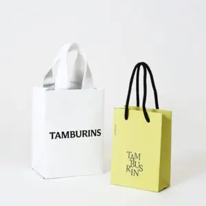 韓国コスメブランドが手がける、ホワイトベースのシンプルな紙袋とイエローベースの、個性的で遊び心のあるオリジナル紙袋