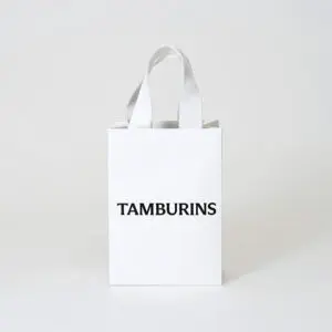 韓国コスメブランドが手がける、重厚感のあるハンドルを採用した、ホワイトベースのシンプルなオリジナル紙袋