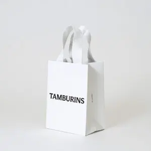 韓国コスメブランドが手がける、重厚感のあるハンドルを採用した、ホワイトベースのシンプルなオリジナル紙袋