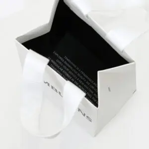 韓国コスメブランドが手がける、内側の底面にブランドコンセプトがプリントされた、ホワイトベースのシンプルなオリジナル紙袋