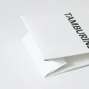 韓国コスメブランドが手がける、底折り加工が施されたホワイトベースのシンプルなオリジナル紙袋