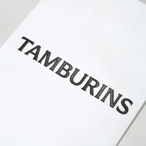 韓国コスメブランドが手がけた、ブラックの箔押し加工が高級感を引き立てるオリジナル紙袋