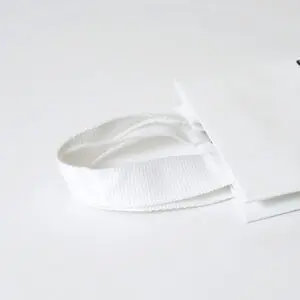 韓国コスメブランドが手がける、重厚感のあるハンドルを採用した、ホワイトベースのシンプルなオリジナル紙袋