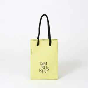 韓国コスメブランドが手がける、遊び心のあるロゴが印字された、トレンド感溢れるイエローベースのオリジナル紙袋