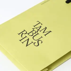 韓国コスメブランドが手がける、遊び心のあるロゴが印字された、トレンド感溢れるイエローベースのオリジナル紙袋