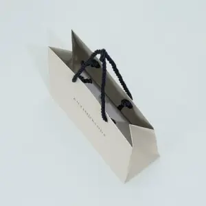 洗練された配色が高級感を放つパッケージ3