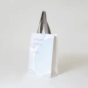 化粧品ブランドが手がけた、体験特化型施設の美しいグラデーションをフルカラー印刷で表現したオリジナル紙袋