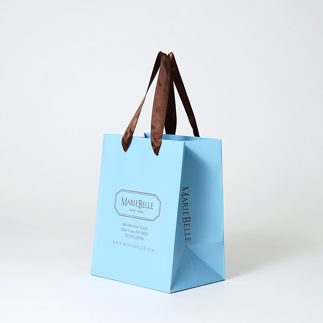 スカイブルーがさわやかなチョコレートショップのショッパー