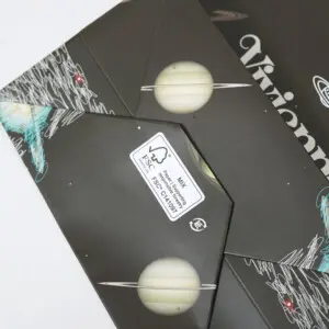 底面に環境マークを印字した、イギリス発アパレルブランドの神秘的でロックなオリジナル紙袋