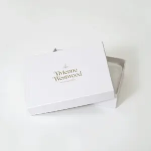 ブランドロゴにゴールドの箔押し加工を施した、イギリス発アパレルブランドのオリジナルボックス