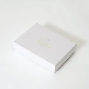 ブランドロゴにゴールドの箔押し加工を施した、イギリス発アパレルブランドのオリジナルボックス