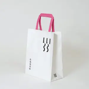 シンプルな縦留めのハンドルを採用した、食と雑貨のセレクトショップのオリジナル紙袋
