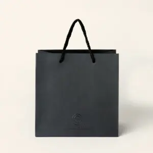 黒に統一されたギフトショップのパッケージ1