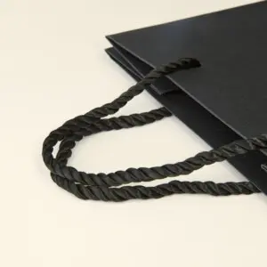 黒に統一されたギフトショップのパッケージ6