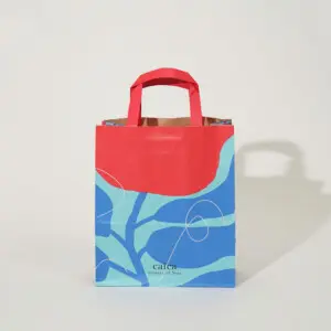 色鮮やかな花の絵がフルカラー印刷された、人気スイーツブランドの華やかなオリジナル紙袋