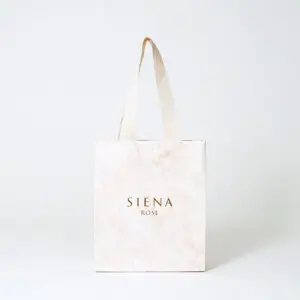 大理石柄とゴールドの箔押し加工がエレガントな雰囲気を演出する、ジュエリーブランドのオリジナル紙袋