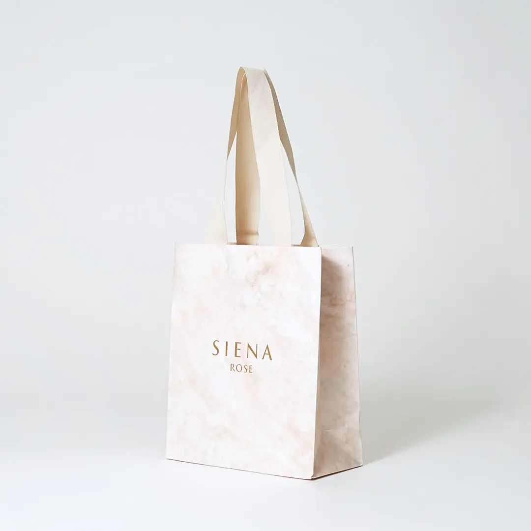 大理石模様が華やかなジュエリーブランドのショッパー