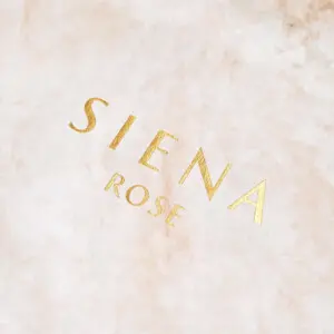 大理石柄とゴールドの箔押し加工がエレガントな雰囲気を演出する、ジュエリーブランドのオリジナル紙袋