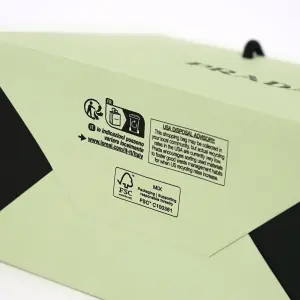 イタリアのラグジュアリーブランドの、環境マークがプリントされた機能性とサステナビリティの二つを両立するオリジナル紙袋