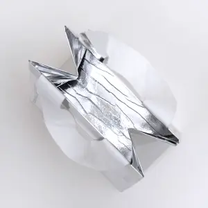 人気ジュエリーブランドのアルミ蒸着紙でメタリックを表現したモダンなオリジナル紙袋