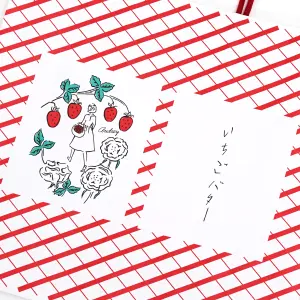 人気スイーツ店の、いちご摘みをする女の子のイラストがフルカラー印刷で描かれた、赤いストライプ柄のオリジナル紙袋