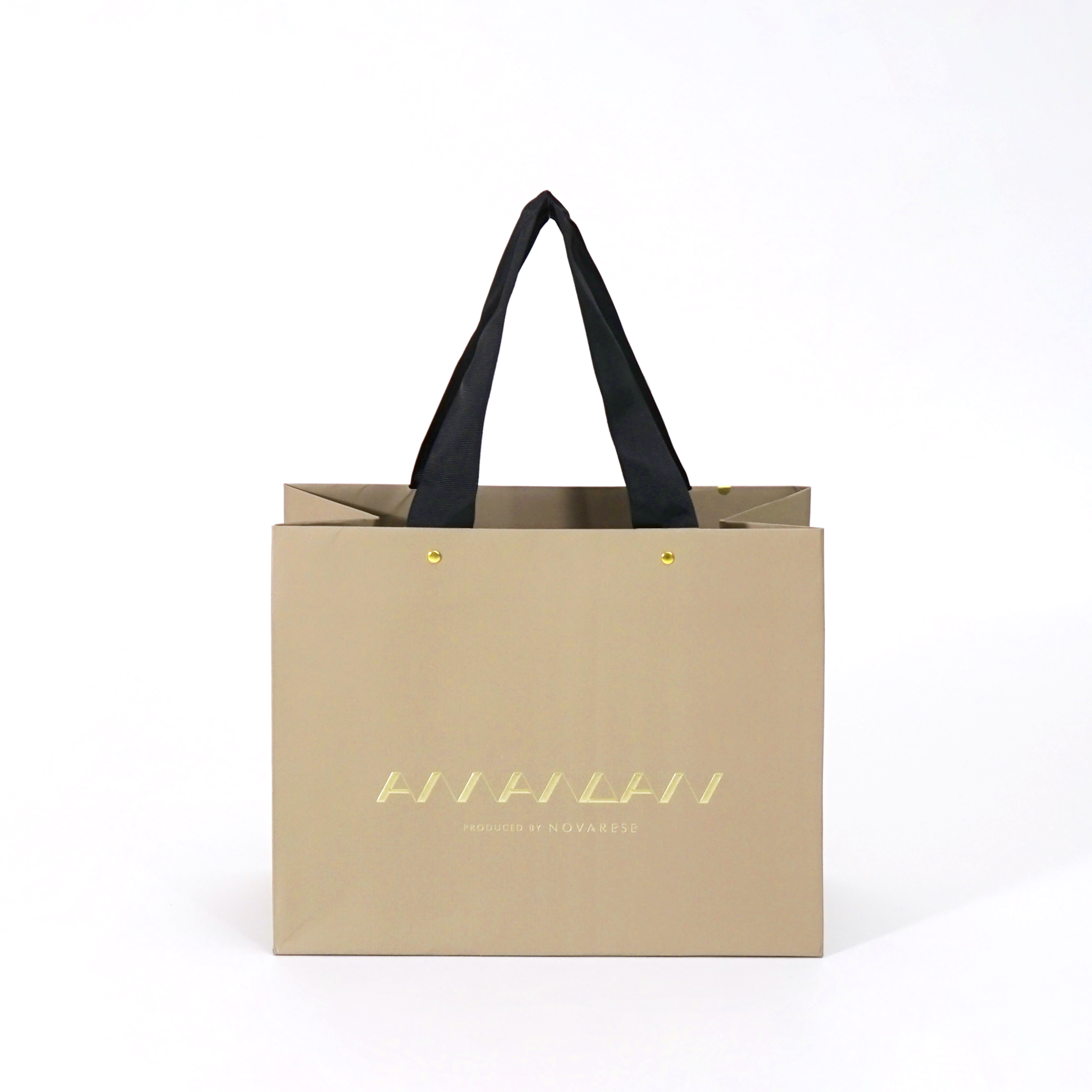 ハトメとエンボス加工で大人の品格漂う、結婚式場の紙袋