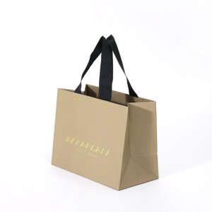 結婚式場が手がける、エンボス加工とハトメ加工が施された、高級感のあるオリジナル紙袋