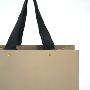 結婚式場が手がける、エンボス加工とハトメ加工が施された、高級感のあるオリジナル紙袋