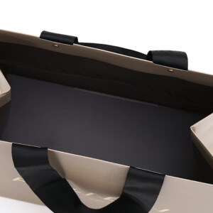 結婚式場が手がける、エンボス加工とハトメ加工が施された、高級感のあるオリジナル紙袋