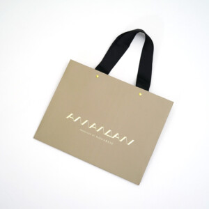 結婚式場が手がける、エンボス加工とハトメ加工が施された、高級感のあるオリジナル紙袋